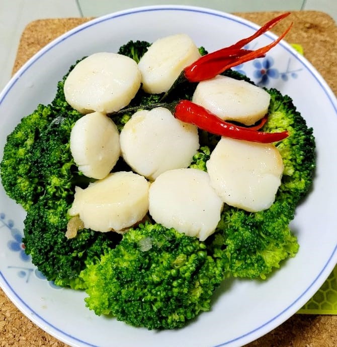 Pan-Seared Scallops with Broccoli
