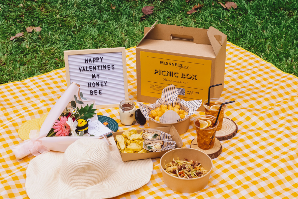 7 Ways To Woo Your Loved One - Bee's knees-valentine's day picnic buzz-ket