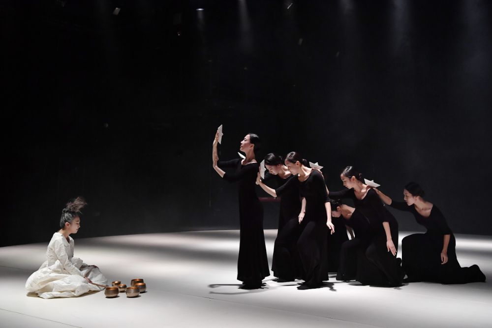 Blurring Boundaries at Singapore International Festival Of Arts 2023 - Abyss