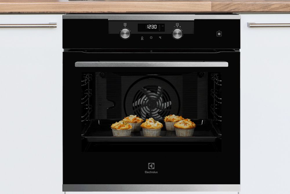Life & Living: Ovens To Supercharge Your Party Prep For The Year-End Holidays - Electrolux UltimateTaste 500 Built-in Single Oven (72L, $2,269)