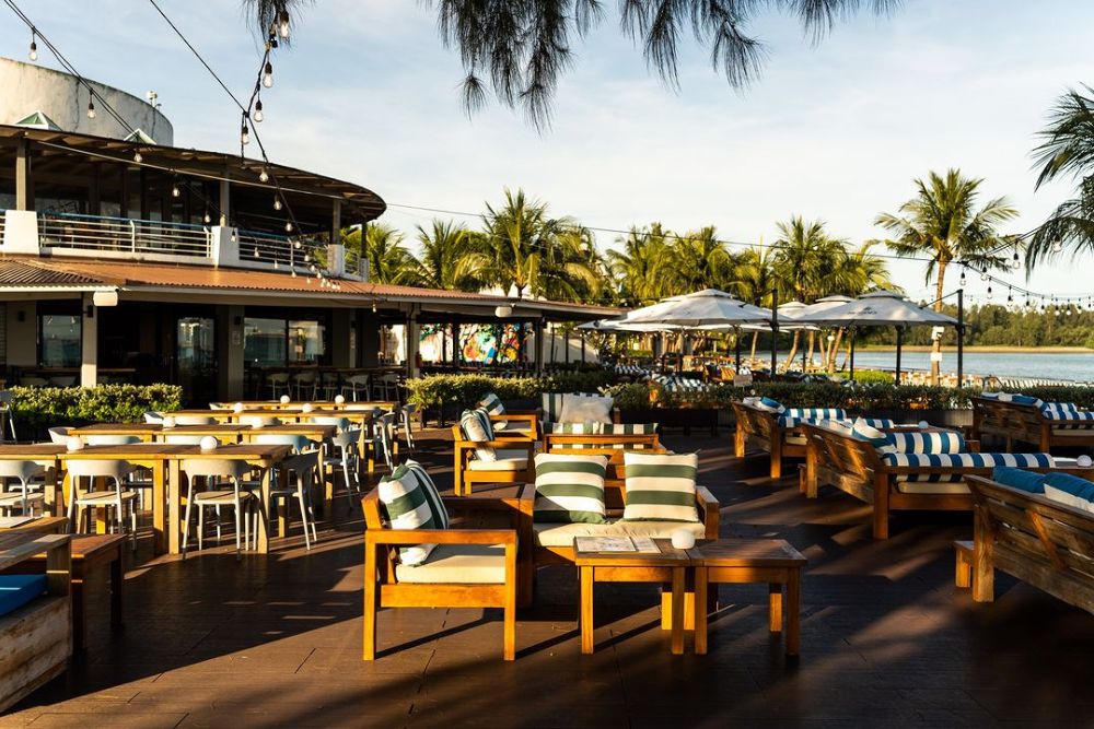 7 Best Restaurants With A View - Stella Seaside Lounge
