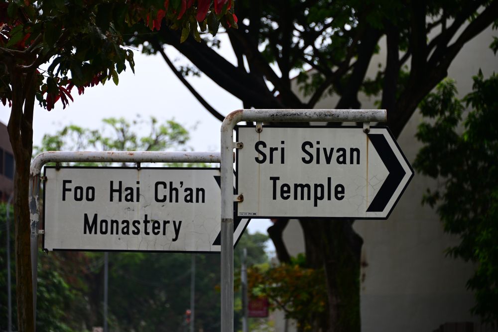 Beneath the Gentrification, still lies the Authenticity of Geylang - Foo Hai Ch'an Monestery right next to Sri Sivan Temple Road Sign