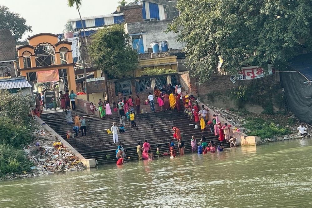 Cruising the Ganges River and Discovering India’s History - Scenes along the Ganges River Temple area