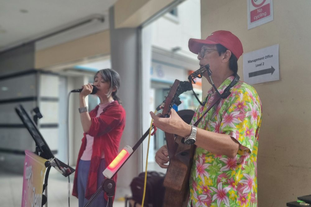 Senior Buskers Tango And Jean On How They Keep Humming & Strumming Along After Retirement - Performance Busking