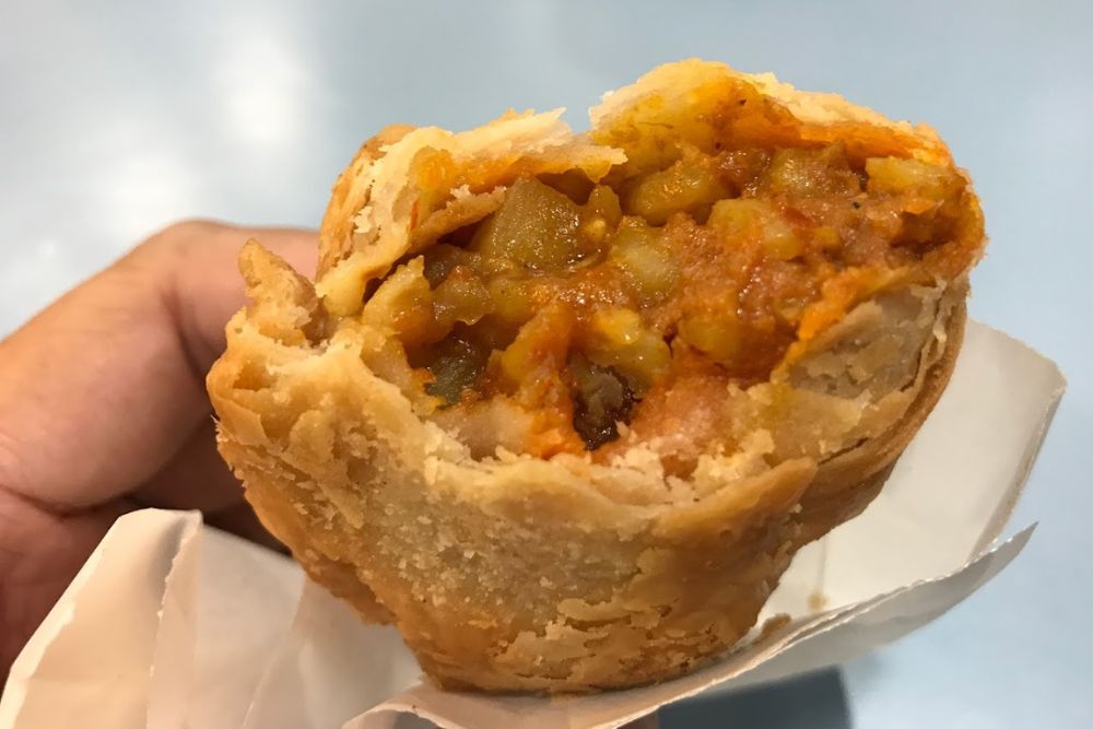 Cheapest Hawker Finds — No More Than $5! - J2 Famous Crispy Curry Puff - Food