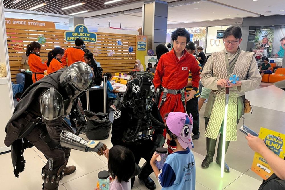 Longtime Star Wars Fans Find Joy In Cosplaying As Iconic Characters For Parades, Visiting Kids In Hospitals - Interacting with children