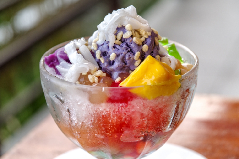 10 Refreshing Cold Desserts In Singapore To Beat The Tropical Heat - Halo-halo