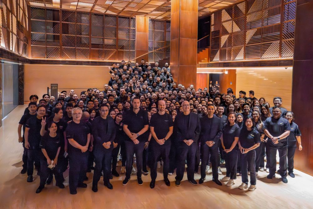 Aunty Doris: The Silver Who’s Been Keeping Grand Hyatt Singapore’s Staff Uniforms In Five-Star Shape For Half A Century - Hotel Staff