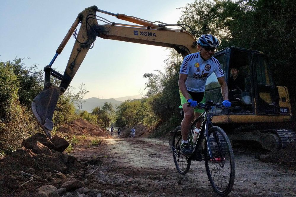 Cycling 60km A Day: The Silver Who Keeps On Riding, Even When Facing Lung Cancer And 31 Broken Bones Due to Osteoporosis - Yuhang China 2018