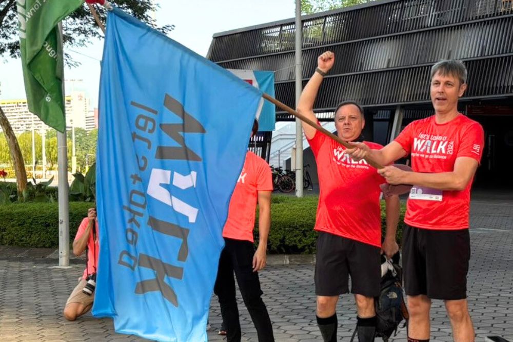 Auntie Walkers Are The Fitness Mafia That Singapore Needs - flagging off the start