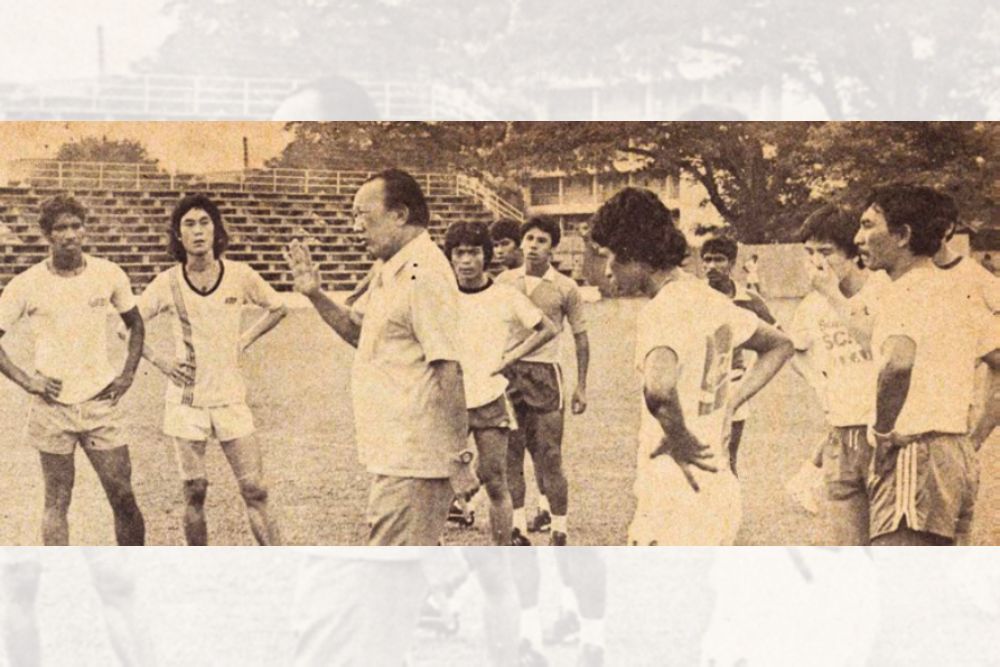 Eric Paine: Goalkeeping Football Legend Of Singapore - Coach Choo at a training session