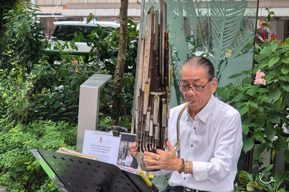 Orchard Road Busker Dubbed "Singaporean Kenny G" Ponders Retirement As He Crosses 70 - playing the sheng