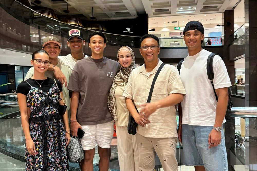 Fandi Ahmad: The Story Behind The Singapore Soccer Icon - Fandi and his family