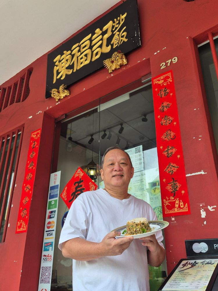 Chen Fu Ji: Owner Of Well-Known Crab Fried Rice Restaurant Wants To Retire And Focus On Singing - At the Store front