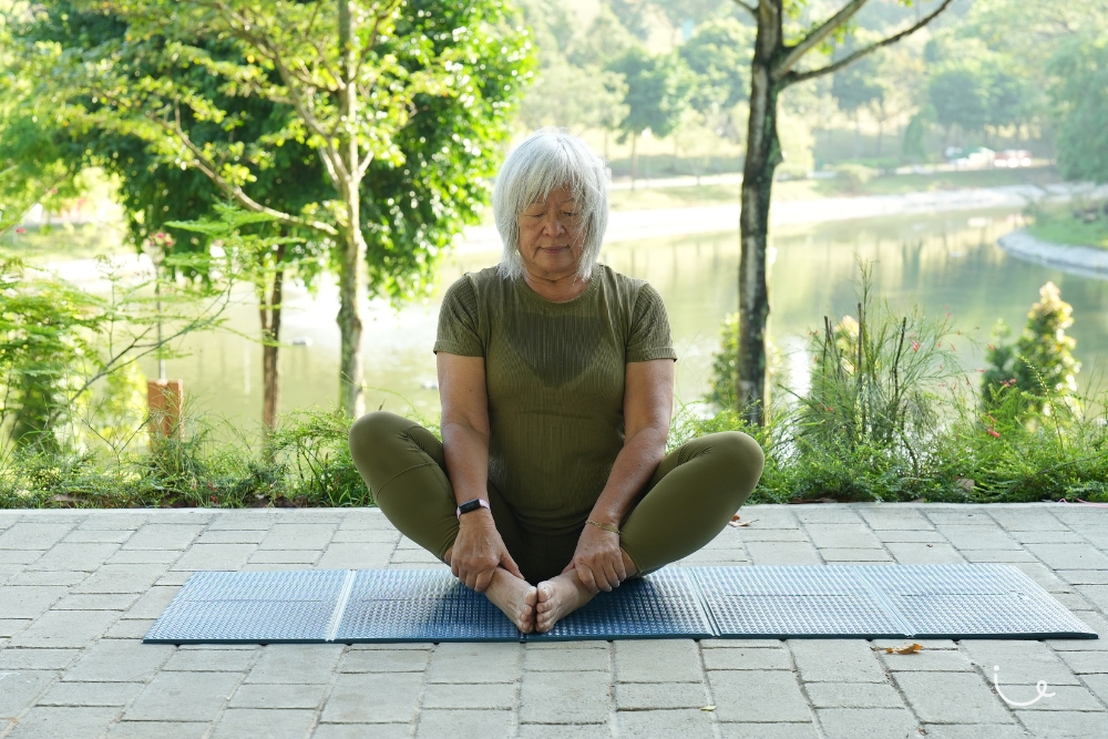 Achieving Happiness: How Yoga Can Help Change Calm Your Mind - Starting position for Sitali Parnayama