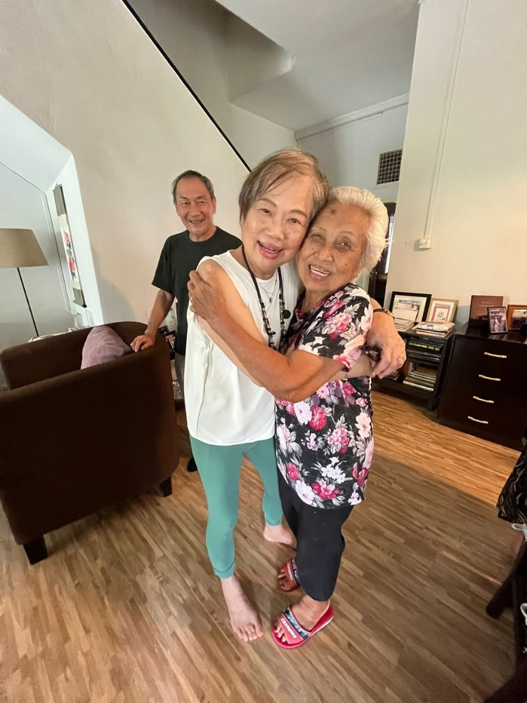 Nimble At 90: Nonagenarians That Stay Active, Stylish, And Full Of Life - Beatrice Wee, Helen Oh, and Violet Oh - A hug for auntie Helen