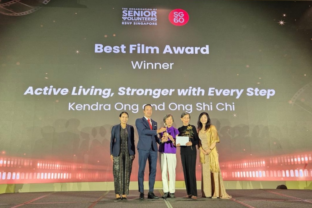 Seniors Write, Shoot And Edit Videos For Short Film Competition – This Is The Result - Sisters Ong Shi Chi and Kendra Ong being presented the Best Film Award during RSVP Singapore’s annual charity dinner