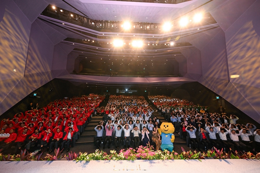 Bus Captain Tham Kok Poi Receives Award For Staying Calm When Punched By Passenger While Driving - The award winners of the Transport Gold Awards taking a group photo at the Singapore University of Technology and Design
