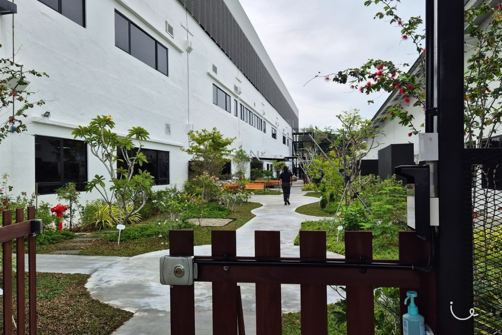 At The New St Andrew's Community Hospital, Find A Donated MRT Train Carriage For Rehab, Caregivers To Hangout - Outdoor Garden