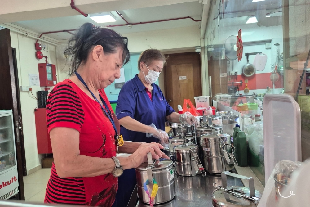 Senior Racks Up Over 400 Hours Volunteering For Needy Elderly In Toa Payoh - Volunteering at Care Corner